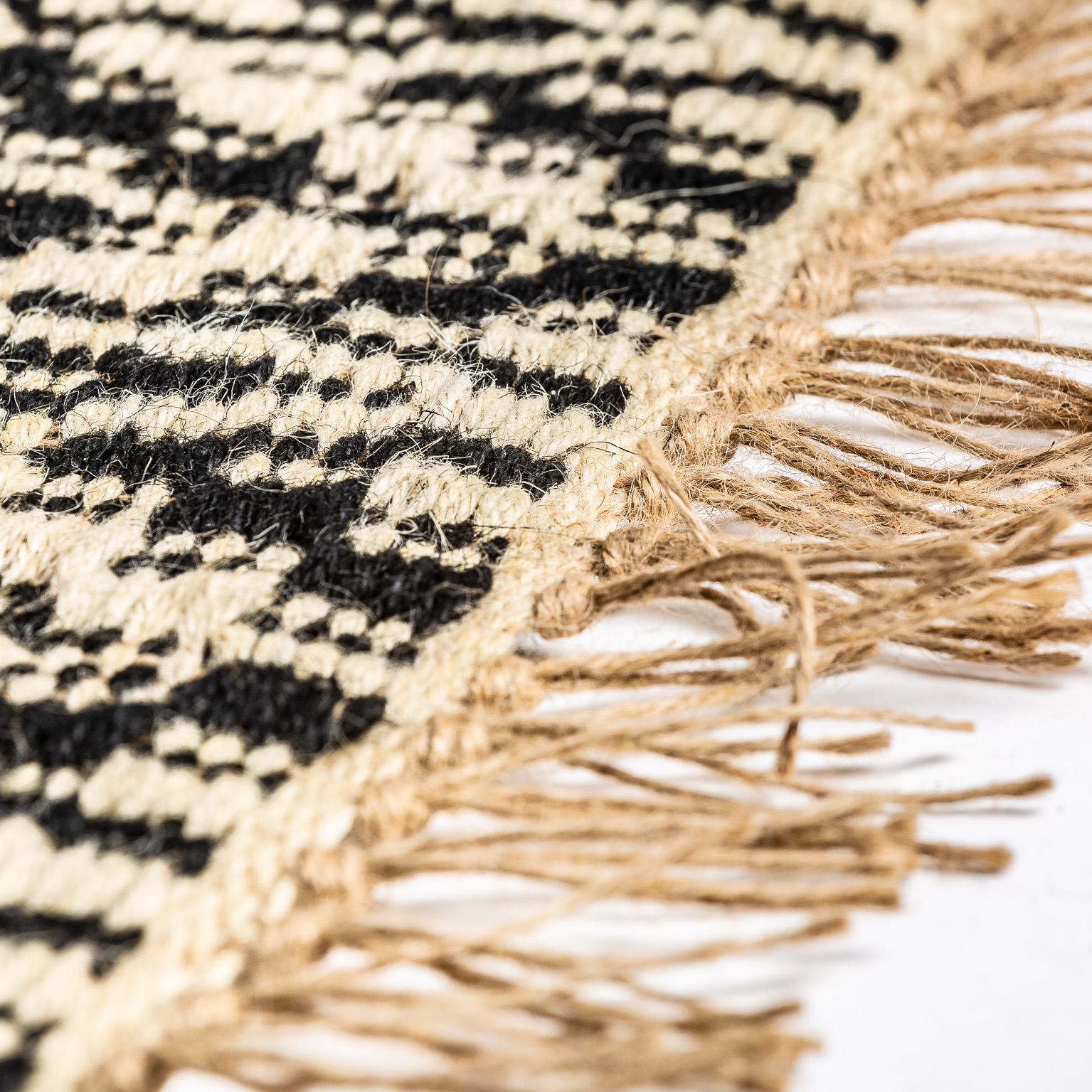 Alfombra Ghanima de estilo colonial fabricado en yute en color beige con acabado teñido.