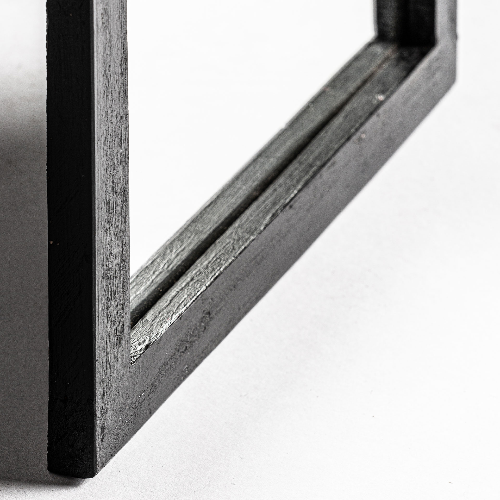 Estante modular Gwin de estilo contemporáneo fabricado en madera mahogani en color negro con acabado teñido combinado con madera de acacia y madera de pino. Con espejo. Compatible con: 26663 29162.