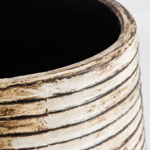 Tinaja Aleksy de estilo vintage fabricado en terracota en color marrón con acabado envejecido.