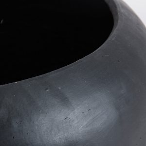 Macetero Blaghe de estilo colonial fabricado en terracota en color negra.