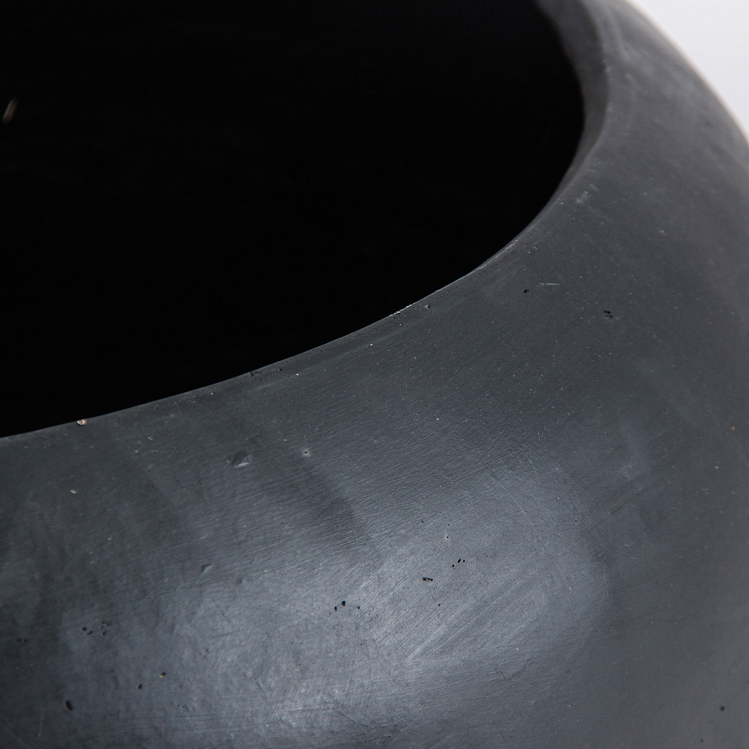 Macetero Blaghe de estilo colonial fabricado en terracota en color negra.