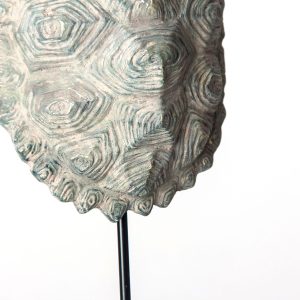 Figura decorativa Caparazón tortuga de estilo nórdico fabricado en resina en color gris combinado con hierro. Producto desmontable.