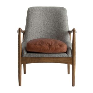 Sillón Elati de estilo vintage fabricado en madera de abeto en color gris combinado con cuero en color natural y poliéster. Producto desenfundable.