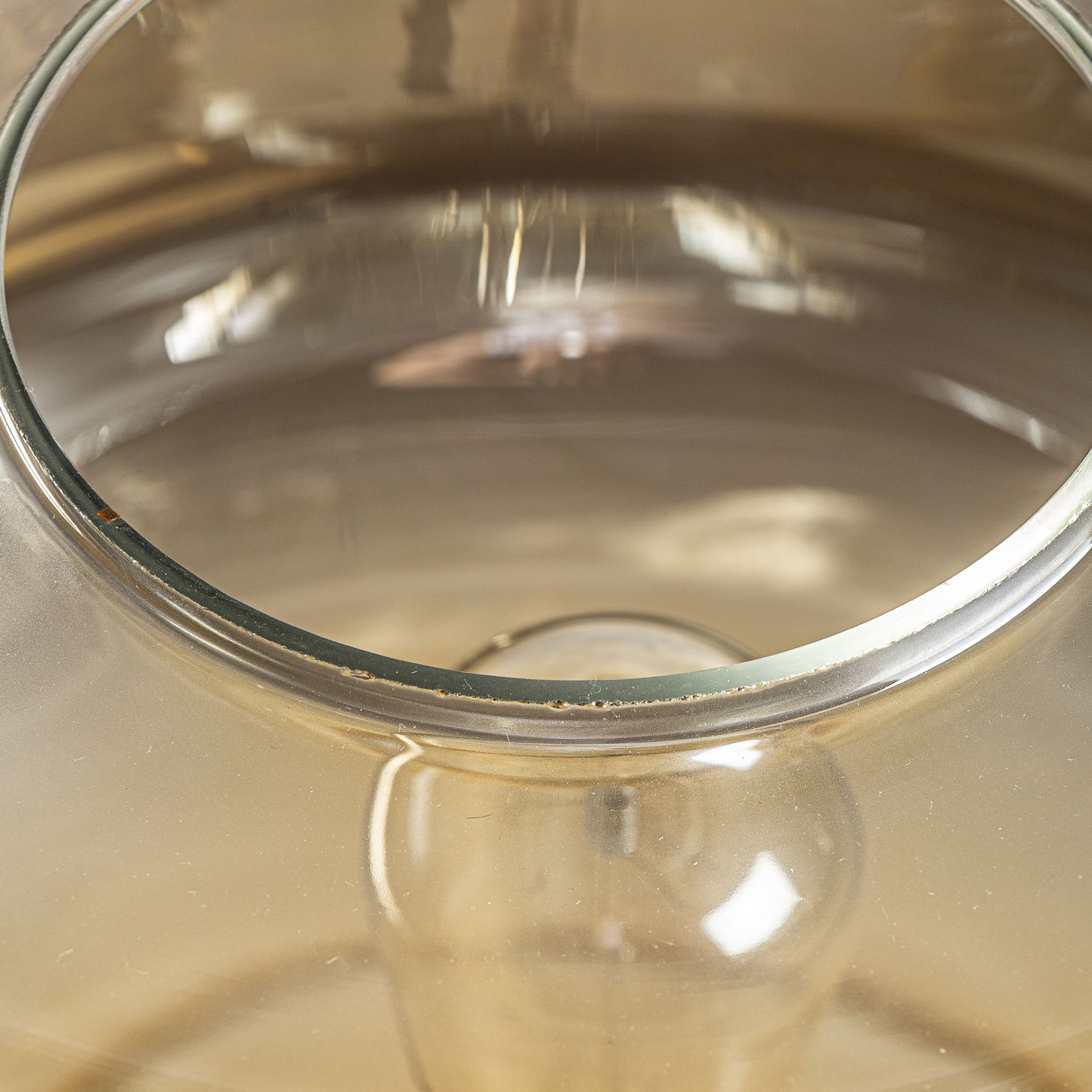 Lámpara de sobremesa Eyel de estilo art deco fabricado en cristal en color oro con acabado degradado combinado con latón. Producto desmontable.