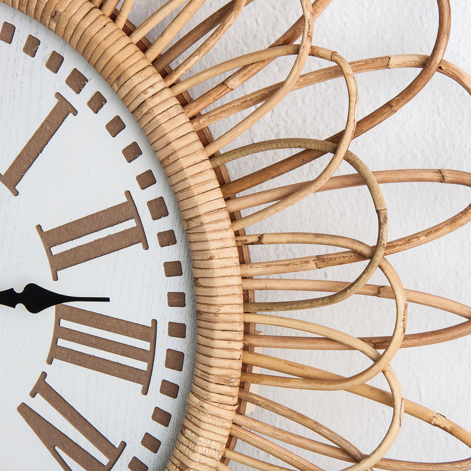 Reloj Ghiare de estilo contemporáneo fabricado en ratán en color marrón combinado con madera dm.