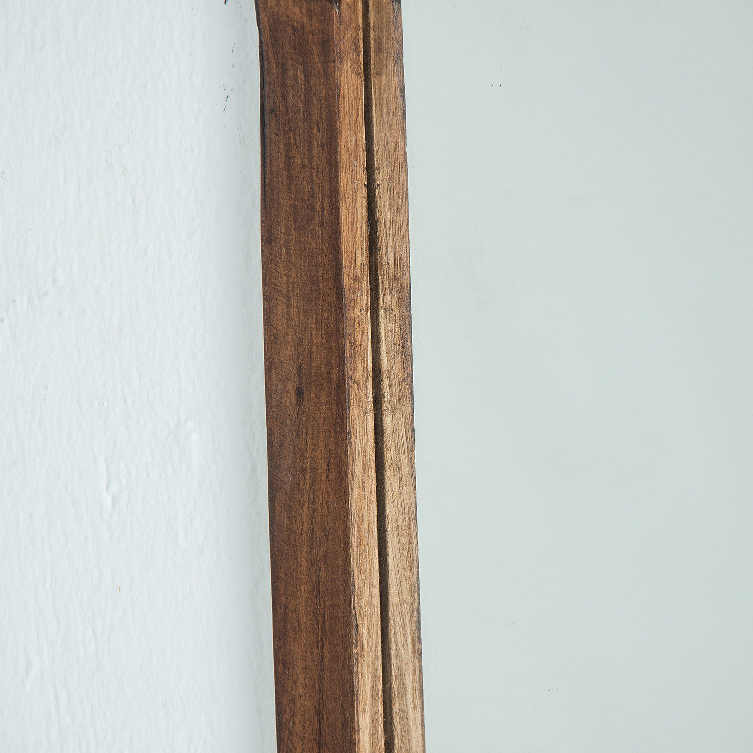 Espejo Meyre de estilo rústico fabricado en madera mahogani en color marrón con acabado envejecido combinado con espejo.