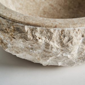 Lavabo Jova de estilo colonial fabricado en mármol en color gris.