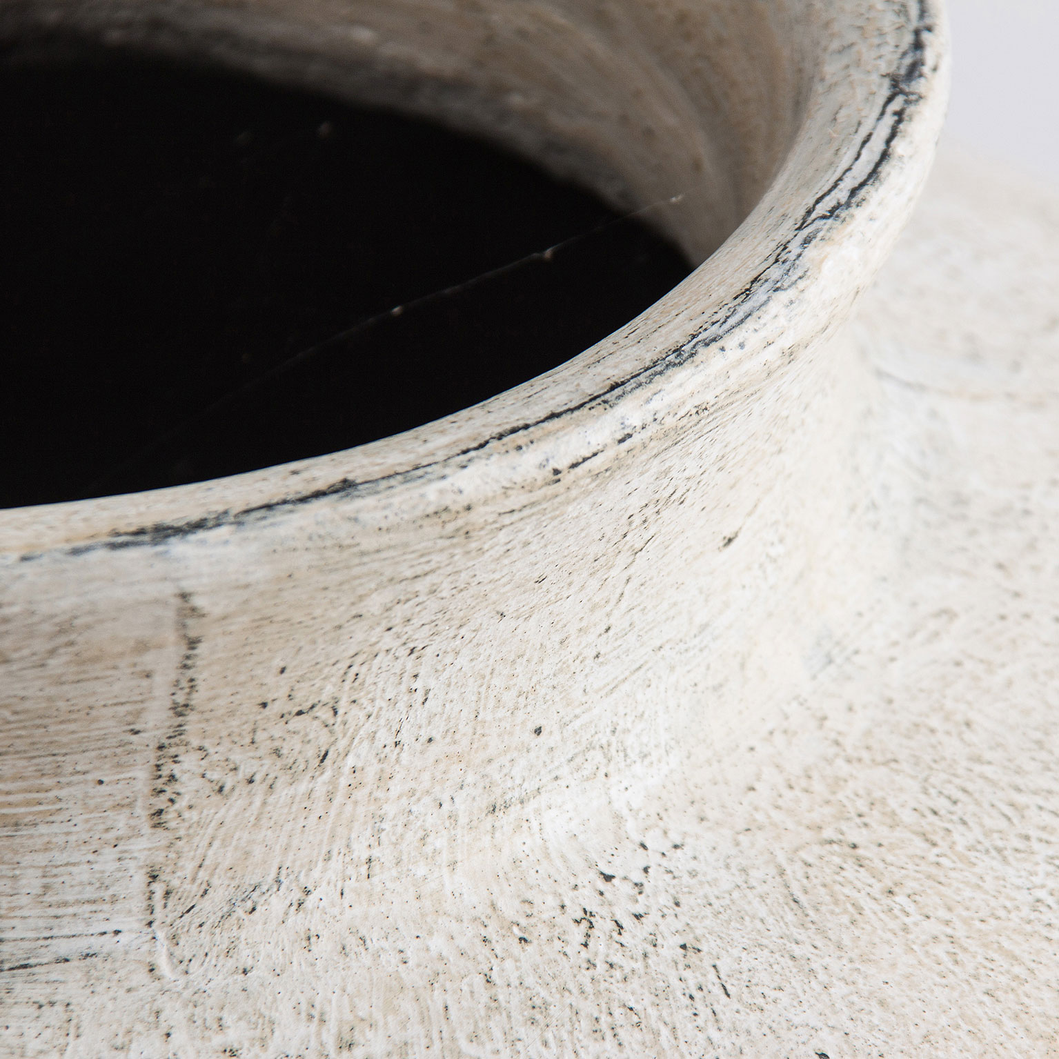 Tinaja Artemisa de estilo contemporáneo fabricado en terracota en color blanco roto.