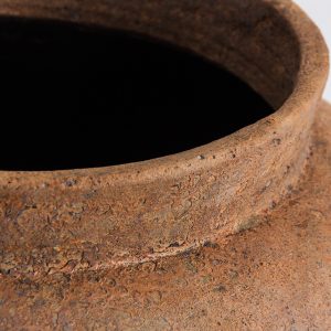 Tinaja Eride de estilo contemporáneo fabricado en terracota en color cobre con acabado envejecido.