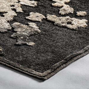 Alfombra Arleth de estilo clásico fabricado en chenilla en color negro combinado con viscosa. Alfombra: 90% chenilla viscosa 10% poliéster backing: 33% poliéster 27% algodón 25% latex 15% viscosa .