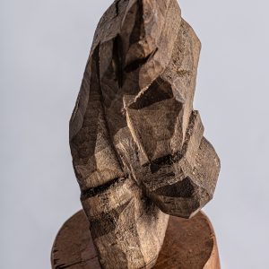 Botella decorativa caballo de estilo étnico fabricado en vidrio en color burdeos combinado con madera de teka reciclada.