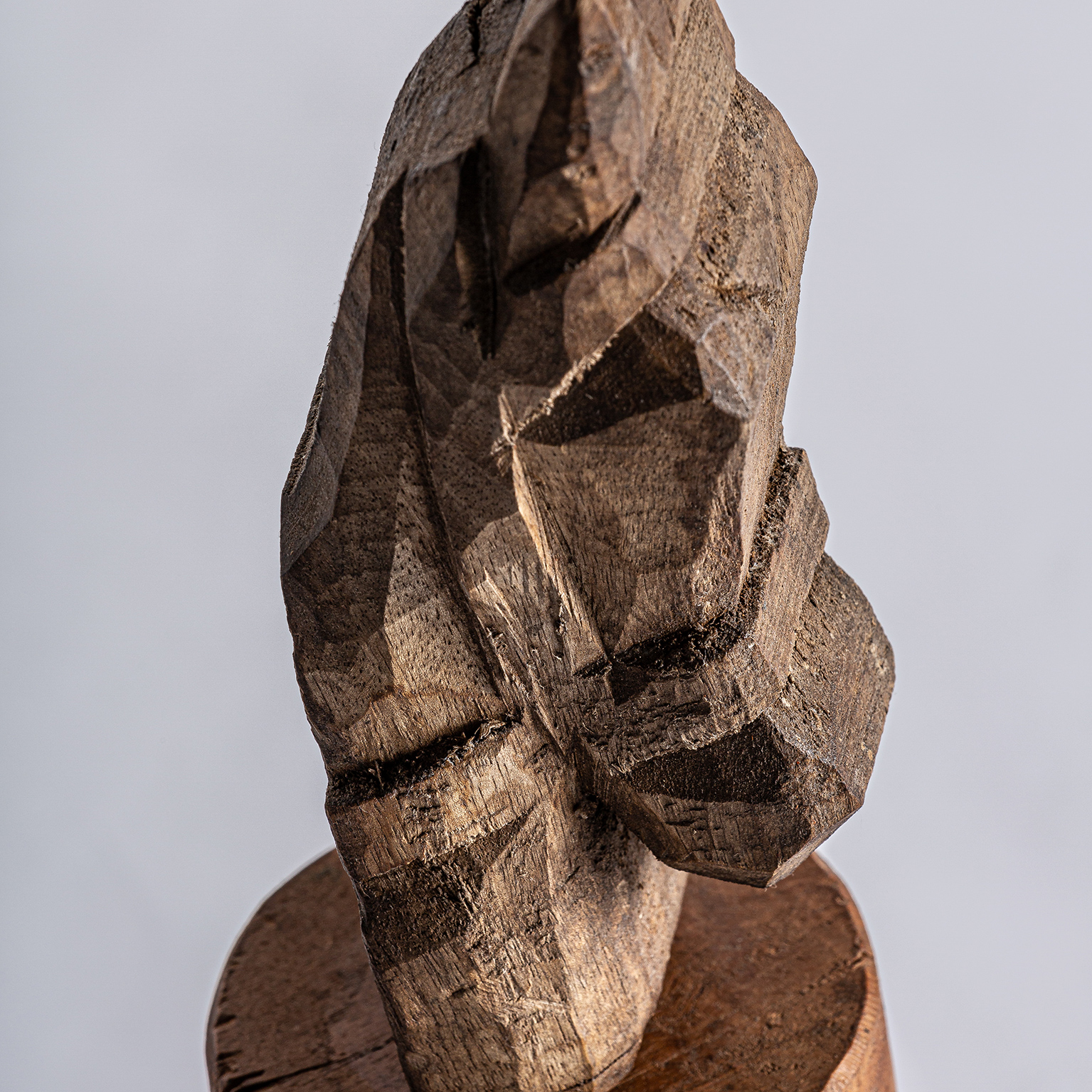 Botella decorativa caballo de estilo étnico fabricado en vidrio en color burdeos combinado con madera de teka reciclada.