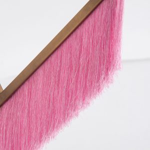 Lámpara de colgar Bulevard de estilo shabby chic fabricado en latón en color rosa combinado con cristal y poliéster.