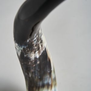 Figura decorativa Zonza de estilo nórdico fabricado en resina en color marrón combinado con aluminio en color blanco.