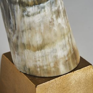 Figura decorativa Zonza de estilo nórdico fabricado en resina en color negro combinado con aluminio en color gris.