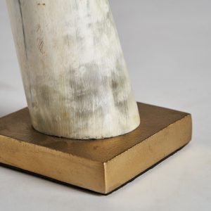 Figura decorativa Zonza de estilo nórdico fabricado en resina en color marrón combinado con aluminio en color blanco.