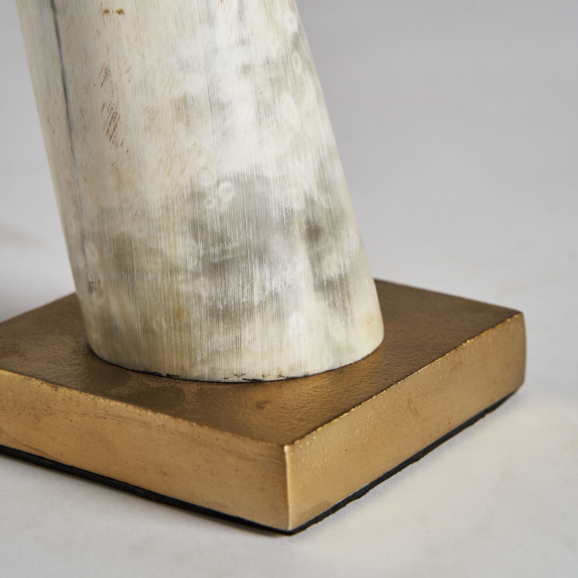 Figura decorativa Zonza de estilo nórdico fabricado en resina en color marrón combinado con aluminio en color blanco.