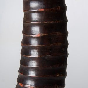 Figura decorativa de estilo nórdico fabricado en resina en color marrón combinado con mármol.