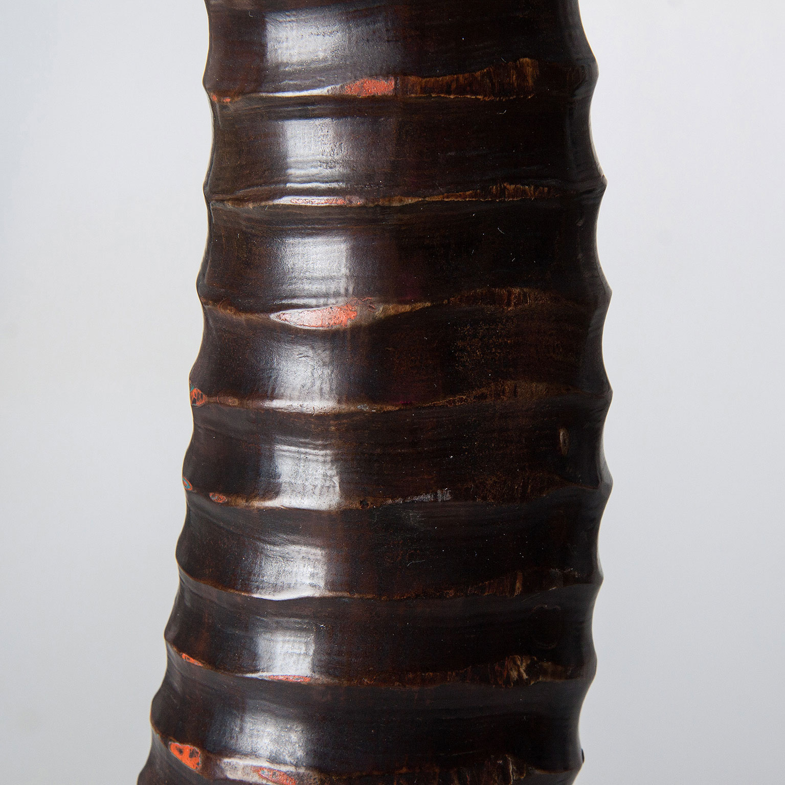 Figura decorativa de estilo nórdico fabricado en resina en color marrón combinado con mármol.