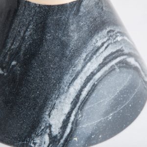 Mesa auxiliar Thor de estilo contemporáneo fabricado en mármol en color blanco combinado con latón en color negro.