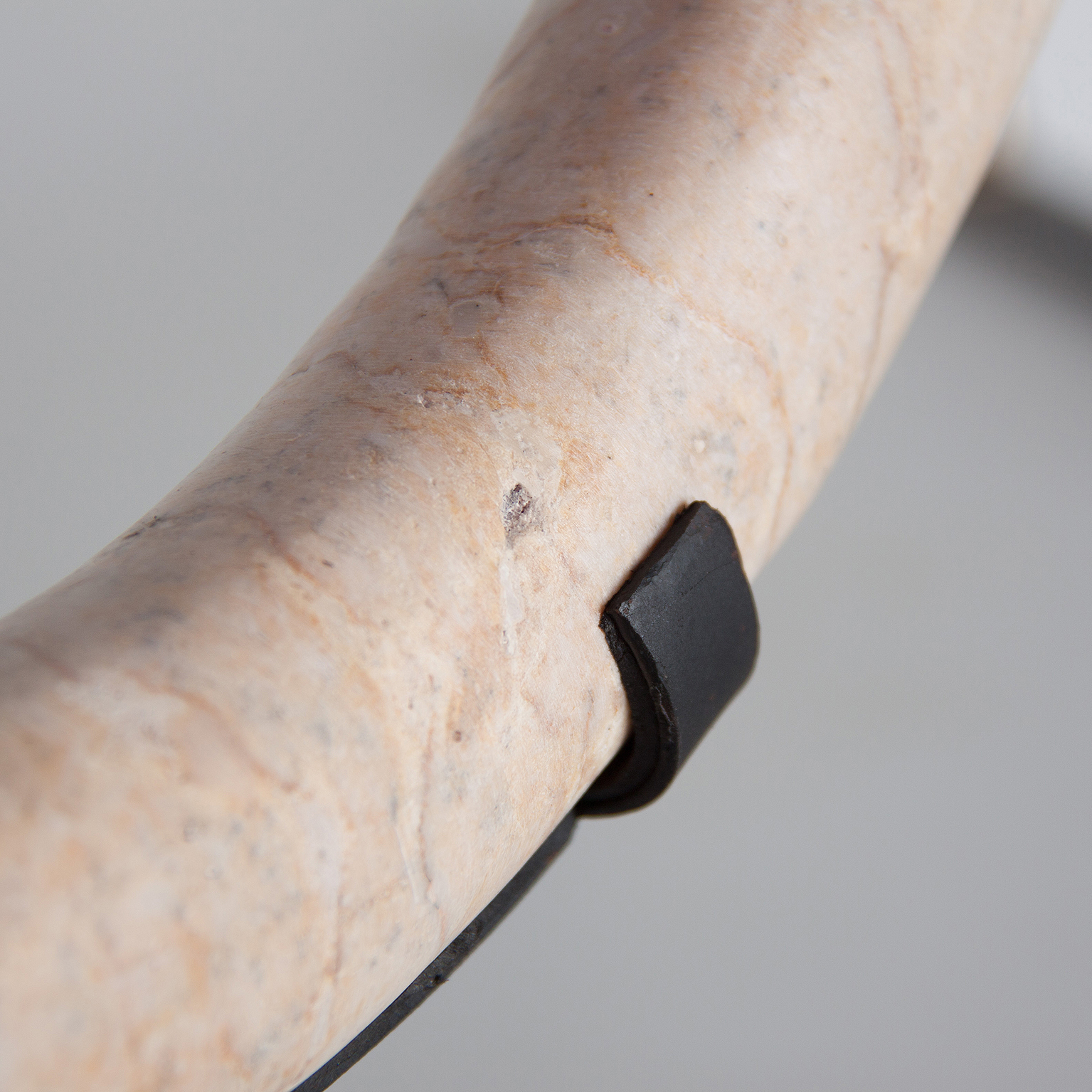 Figura decorativa de estilo nórdico fabricado en mármol en color blanco roto. Producto desmontable.