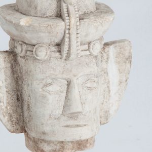 Busto Marcus de estilo étnico fabricado en piedra en color blanco roto combinado con hierro.