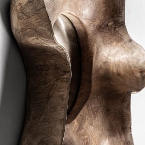 Espejo Urama de estilo étnico fabricado en madera suar en color marrón con acabado envejecido combinado con espejo.