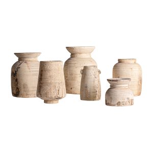 Jarrón Raynal de estilo étnico fabricado en madera suar en color marrón con acabado envejecido.