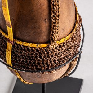 Figura decorativa de estilo oriental fabricado en calabaza en color marrón con acabado natural combinado con hierro. Producto desmontable.