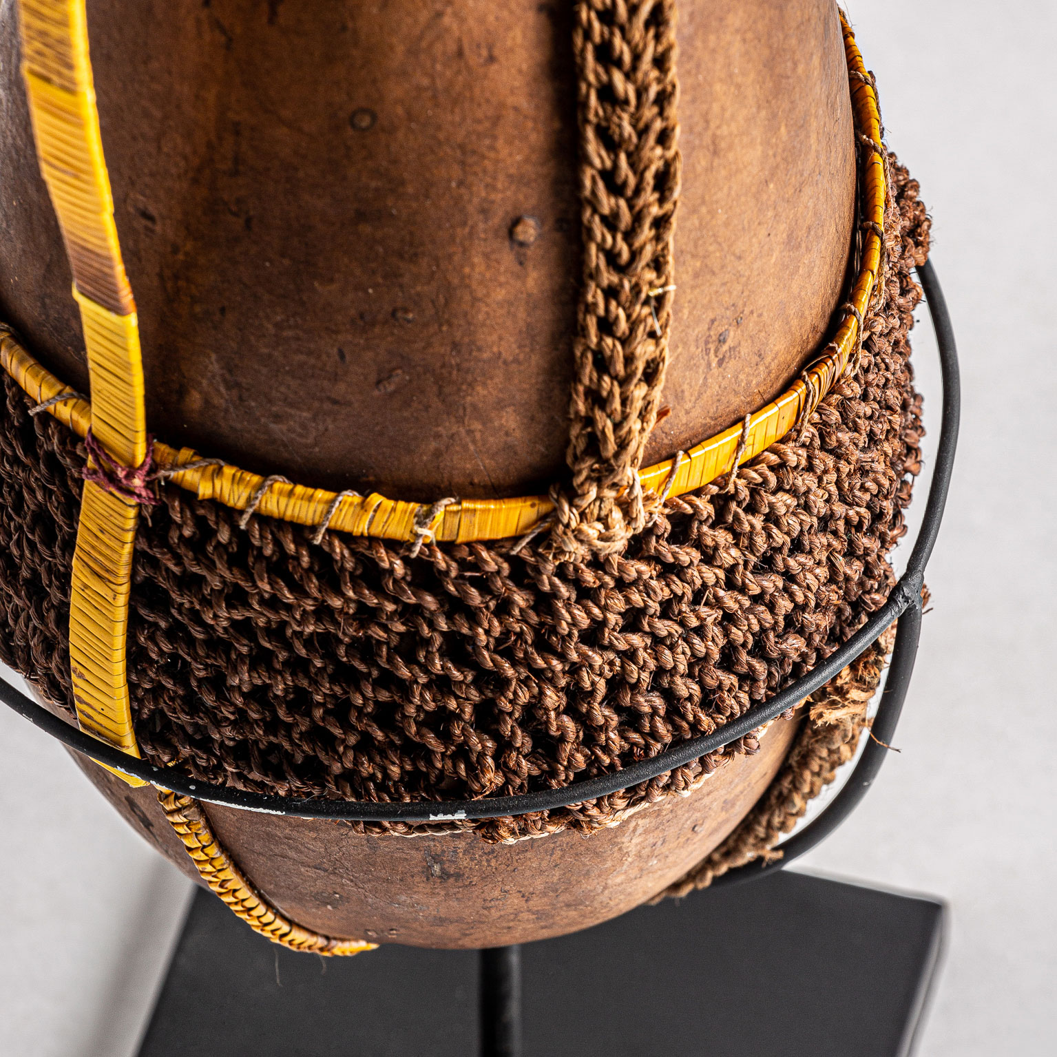 Figura decorativa de estilo oriental fabricado en calabaza en color marrón con acabado natural combinado con hierro. Producto desmontable.