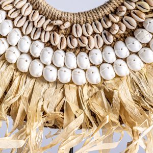 Figura decorativa de estilo étnico fabricado en concha en color marrón combinado con hierro. Producto desmontable.