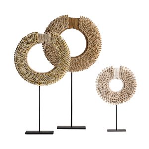 Figura decorativa de estilo étnico fabricado en concha en color marfil con acabado natural combinado con cuerda y hierro. Producto desmontable.