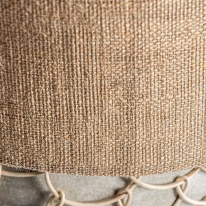 Lámpara de sobremesa de estilo contemporáneo fabricado en cemento en color gris combinado con ratán en color crema y yute. Producto desmontable elevable.