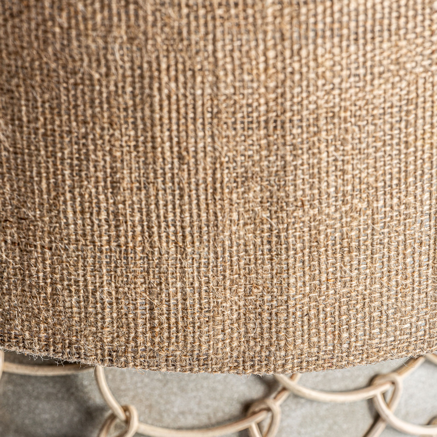 Lámpara de sobremesa de estilo contemporáneo fabricado en cemento en color gris combinado con ratán en color crema y yute. Producto desmontable elevable.