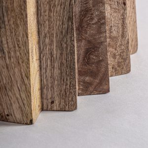 Mesa comedor Plissé wood de estilo contemporáneo fabricado en madera de mango en color marrón claro combinado con mármol en color blanco con acabado veteado. Limpiar rápidamente la superfície del mármol si se mancha para evitar marcas. Producto desmontable.