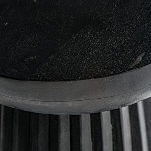 Mesa auxiliar Plissé wood de estilo contemporáneo fabricado en madera de mango en color negro.