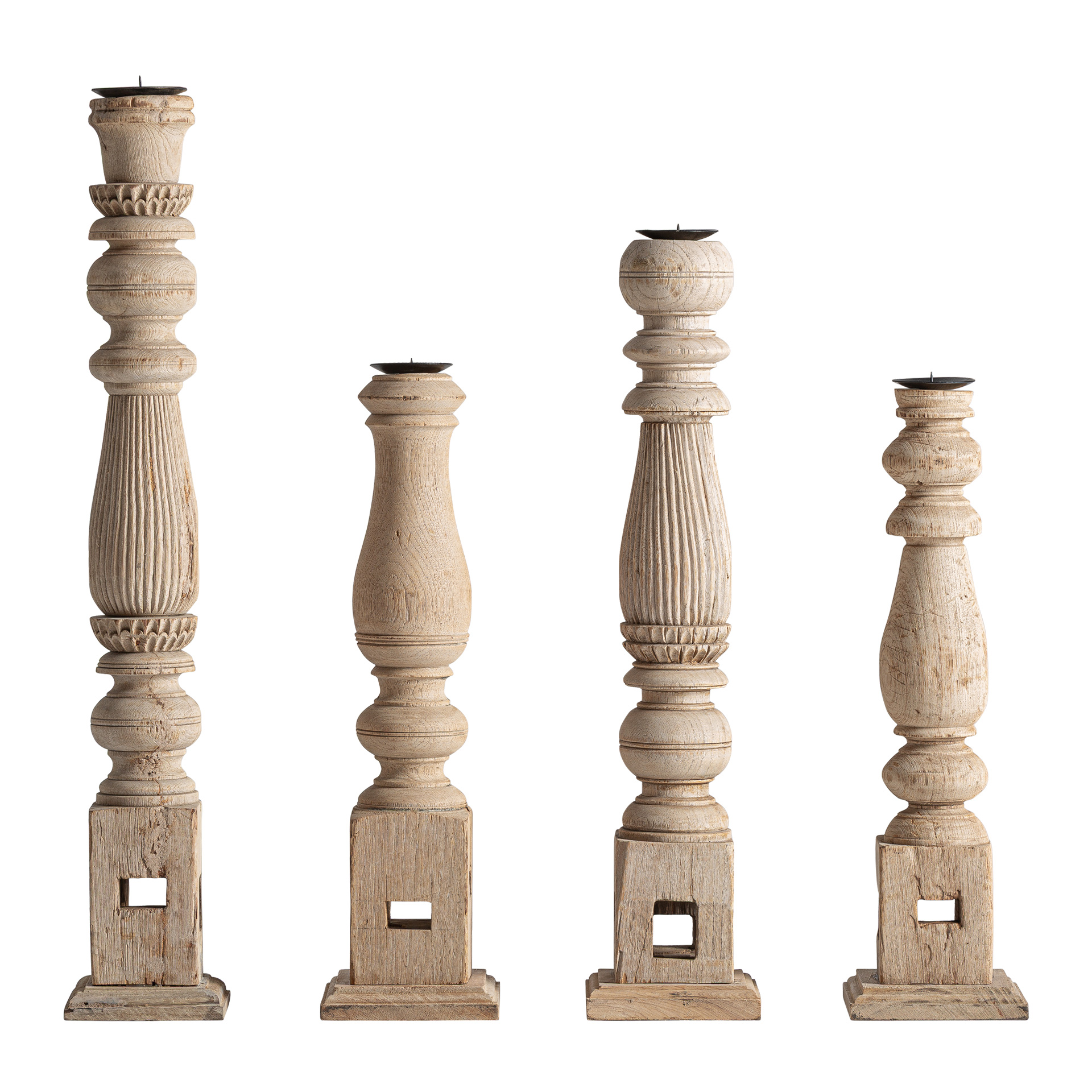 Portavela Dif de estilo étnico fabricado en madera de teka en color marrón claro con acabado tallado combinado con hierro.