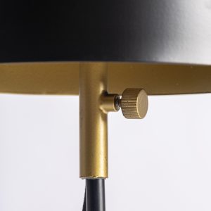 Lámpara de sobremesa de estilo art deco fabricado en hierro en color negro combinado con latón en color oro.