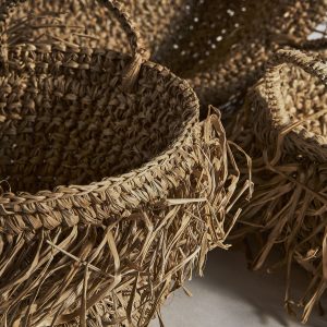 Cesto j 3 Nazombe de estilo clásico fabricado en fibra natural en color marrón.