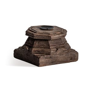 Portavela Wajir de estilo étnico fabricado en madera de mango reciclada en color marrón con acabado envejecido.