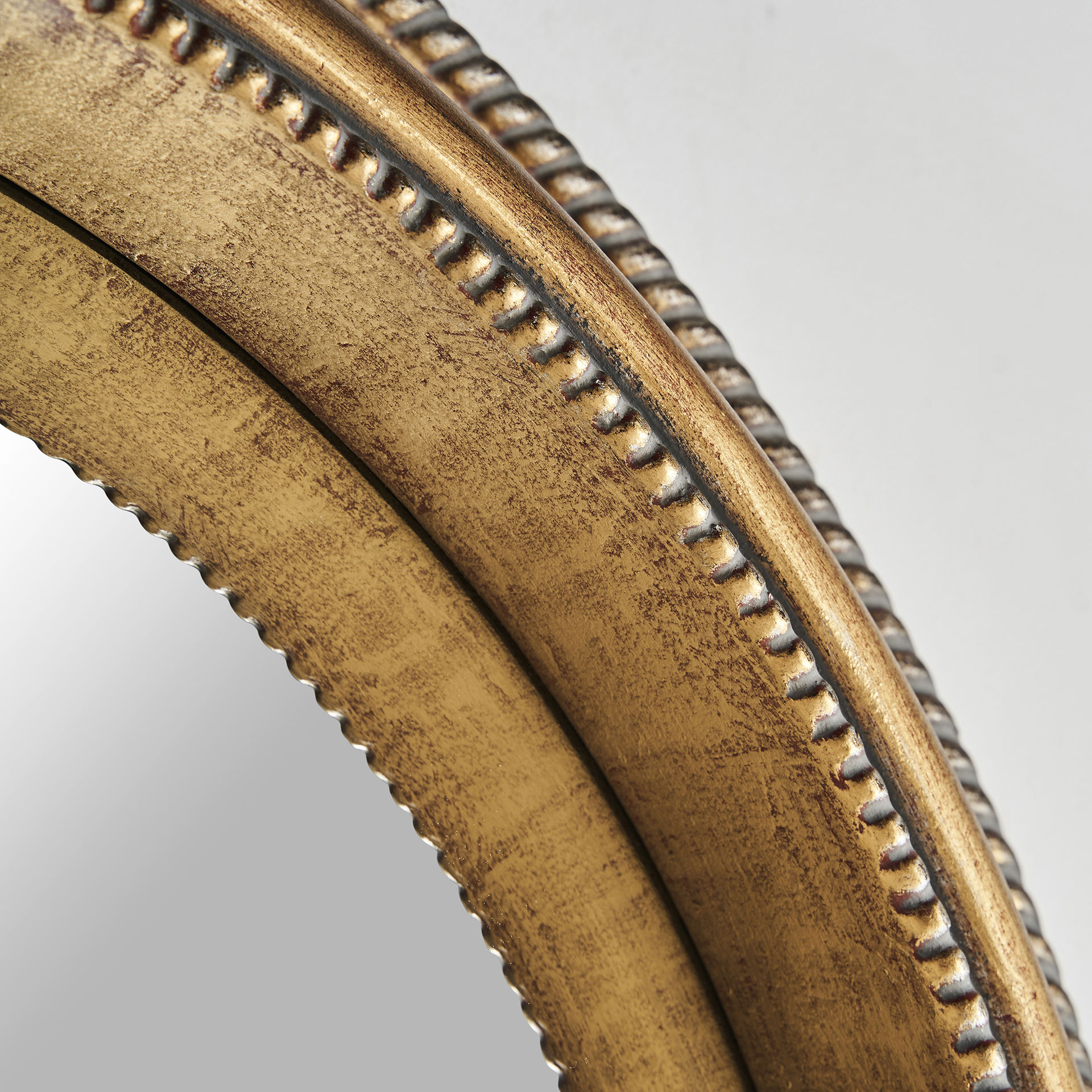 Espejo Almesso de estilo art deco fabricado en resina en color oro con acabado viejo combinado con espejo.