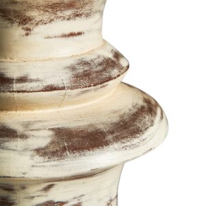 Lámpara de sobremesa de estilo provenzal fabricado en madera de mango en color blanco con acabado decapado combinado con algodón.