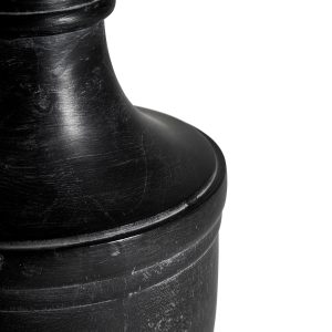 Lámpara de sobremesa de estilo provenzal fabricado en madera de mango en color negro con acabado decapado combinado con algodón.