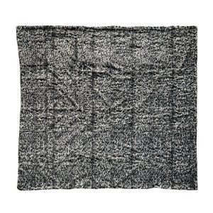 Manta Leopardo de estilo nórdico fabricado en microfibra en color blanco en color negro.