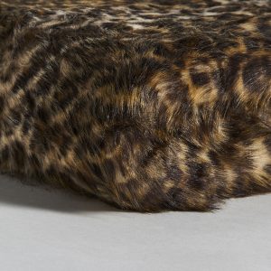 Manta Leopardo de estilo nórdico fabricado en poliéster en color marrón combinado con acrílico. 80% acrílico 20% poliéster.