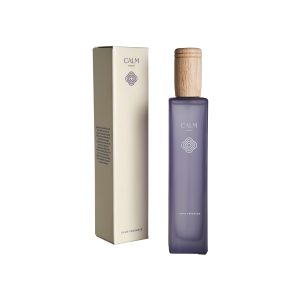 Spray Calm de estilo shabby chic fabricado en vidrio en color morado combinado con madera de haya. 85% de alcohol 15% de violeta nenufar.