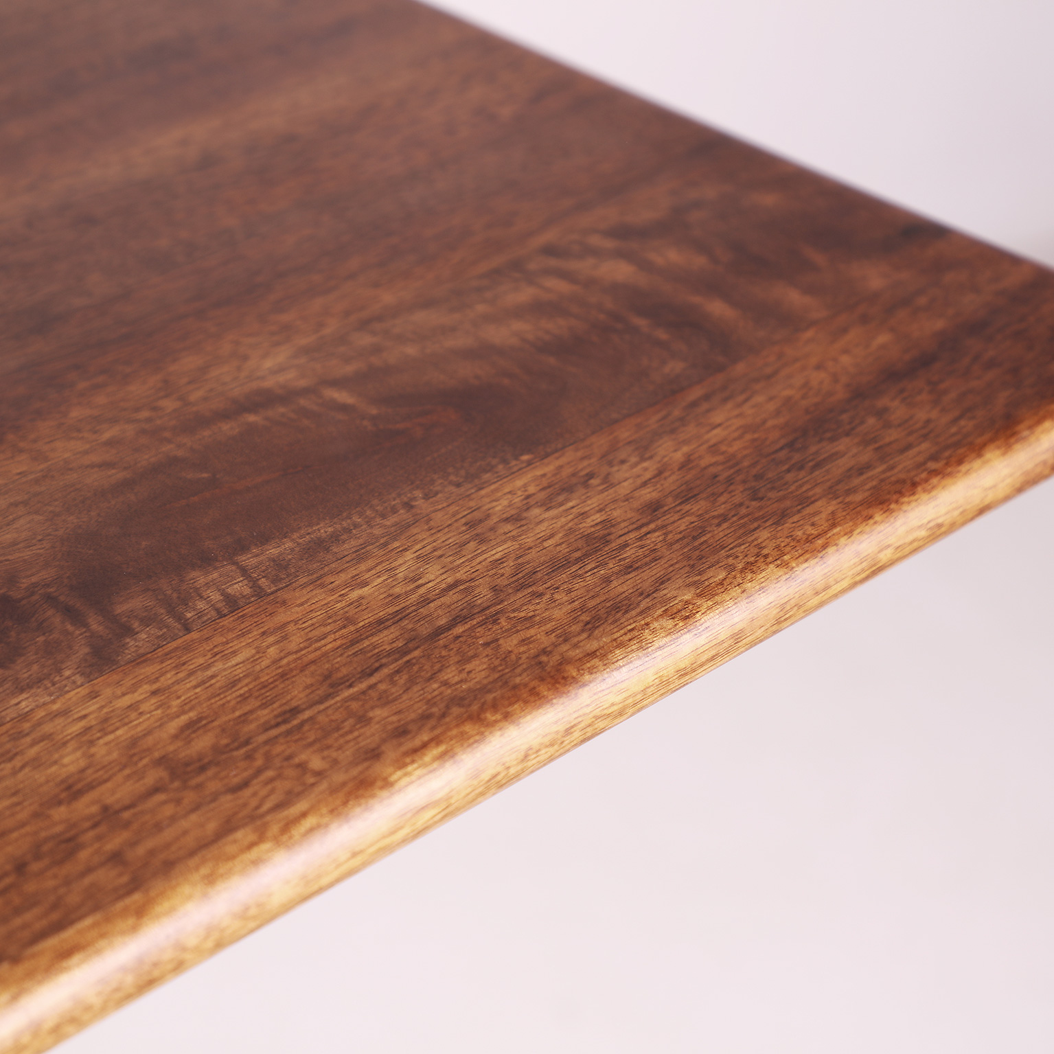 Escritorio Baud de estilo contemporáneo fabricado en madera de mango en color caoba. Producto desmontable.