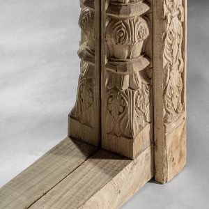 Espejo Argeen de estilo étnico fabricado en madera de teka en color marrón con acabado envejecido combinado con espejo.