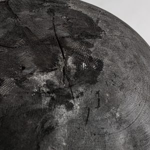 Mesa auxiliar Kepoi de estilo étnico fabricado en madera suar carbonizada en color negro con acabado envejecido.