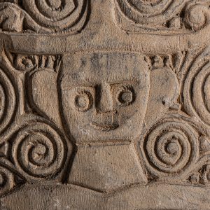 Figura decorativa de estilo étnico fabricado en hierro en color marrón con acabado envejecido combinado con madera tropical.